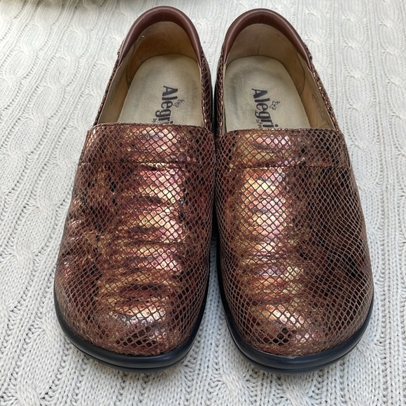 Women’s Alegria Sz 37 Bronze/Copper Snake Print Clogs. Slip resistant. Leather - Picture 3 of 11